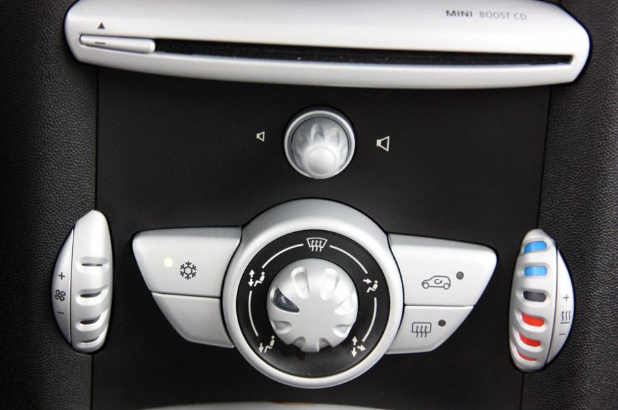  Mini Cooper 50 Camden Edition 2010 года  (фото 22 из 53)